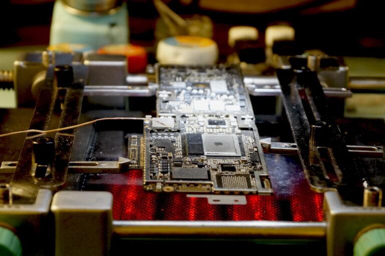 Serwis macbook air - płyta M2 na stanowisku naprawczym