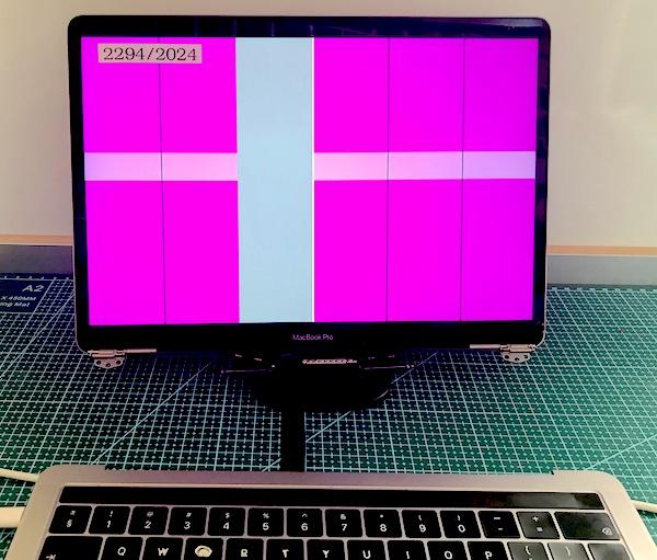 Przykład uszkodzenia matrycy macbook - flexgate